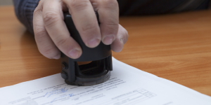 Permis de travail : que risquent les expatriés qui s'absentent longtemps de leur pays d'accueil ?