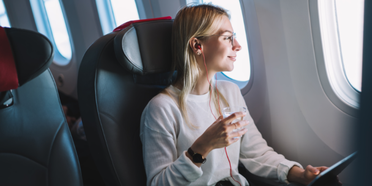 jeune femme en avion