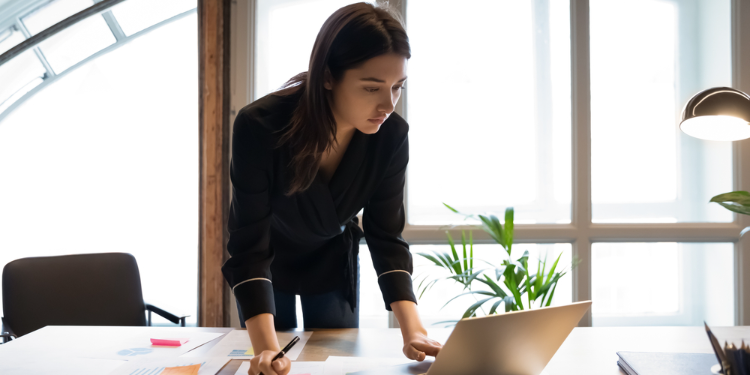 jeune entrepreneuse travaillant son business plan