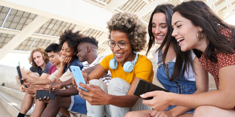 groupe de jeunes utilisant les réseaux sociaux