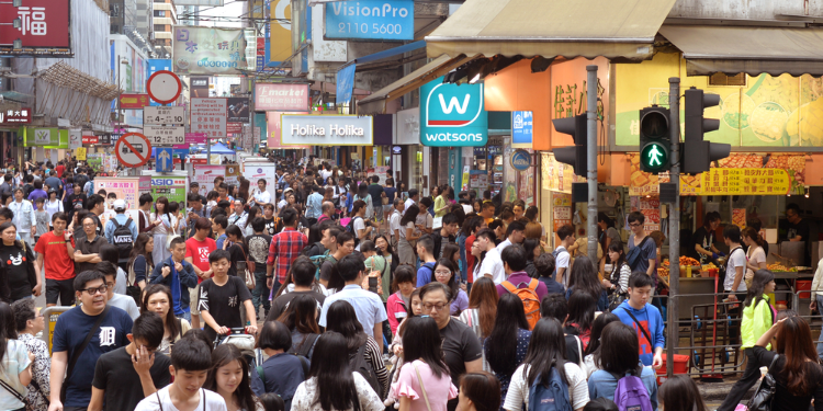 personnes marchant dans les rues de Hong Kong