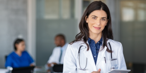 Médecin : l'un des métiers les plus demandés et les mieux payés dans le monde