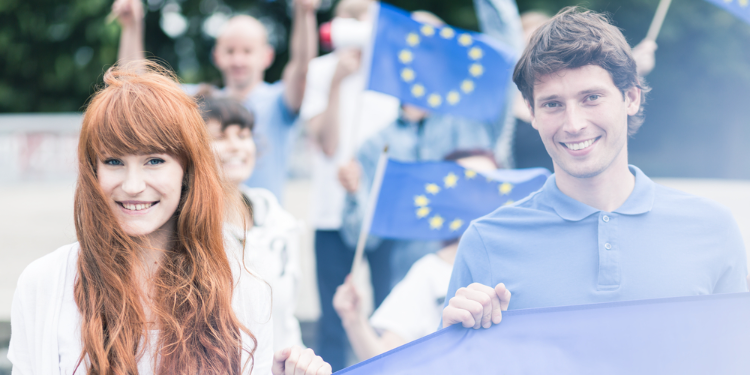jeunes portant le drapeau de l'Union européenne