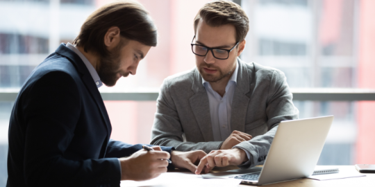 Carri&egrave;re &agrave; l'&eacute;tranger : comment s'assurer d'&ecirc;tre dans la l&eacute;galit&eacute; ?