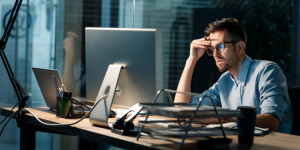 Travailler à l'étranger : comment s'adapter aux heures supplémentaires ?