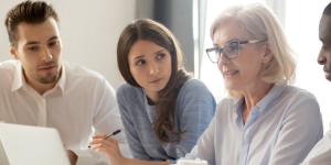 Faire carrière à l'étranger à 60 ans : est-ce possible ?