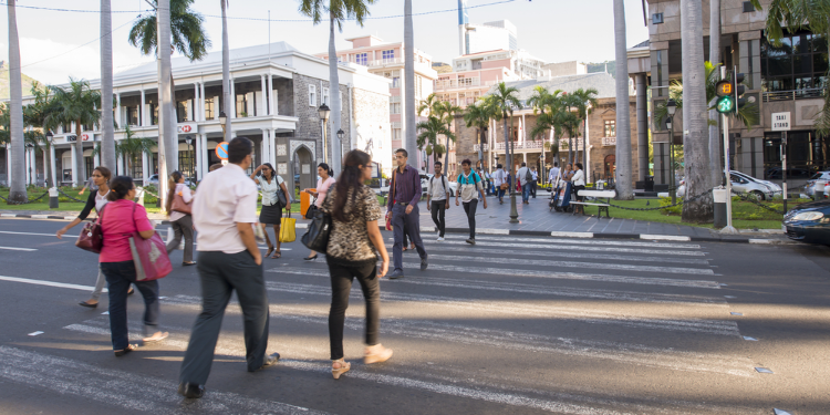 groupe de personne traversant la rue
