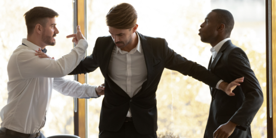 Violenze e abusi sul lavoro: impatto sugli espatriati e difficolt&agrave; a denunciare