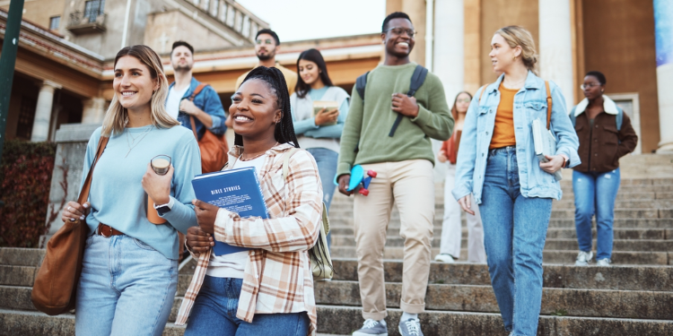 groupe de jeunes etudiants