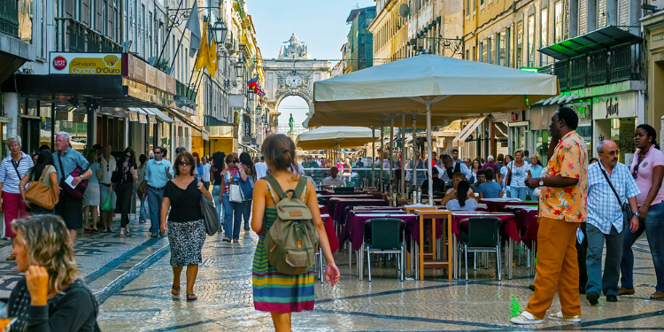 personnes marchant dans la rue au Portugal