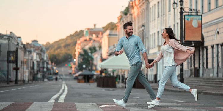 couple marchant dans la rue