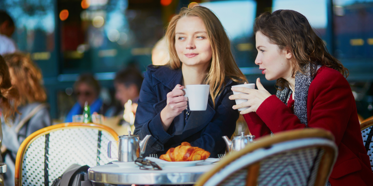 deux jeunes francaises prenant un cafe