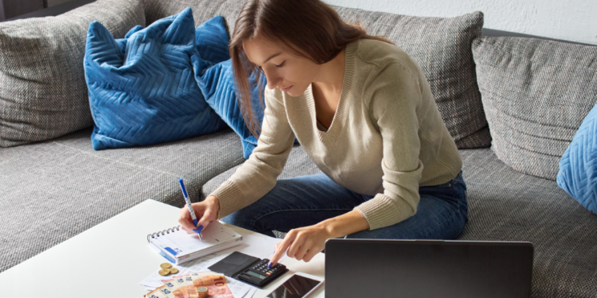 jeune femme faisant un budget