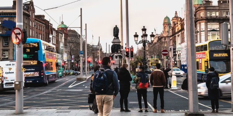personnes marchant dans la rue en Irlande