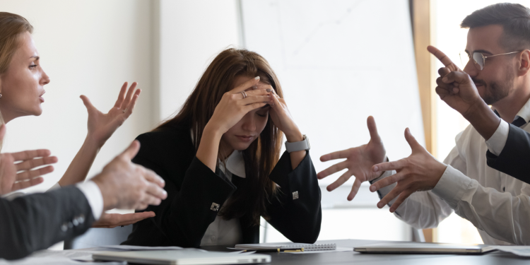 jeune femme stressee au travail