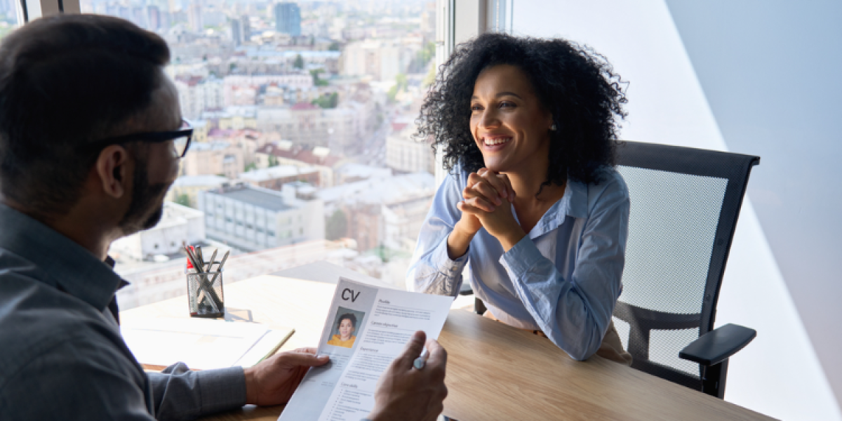 jeune candidate a un entretien d'embauche