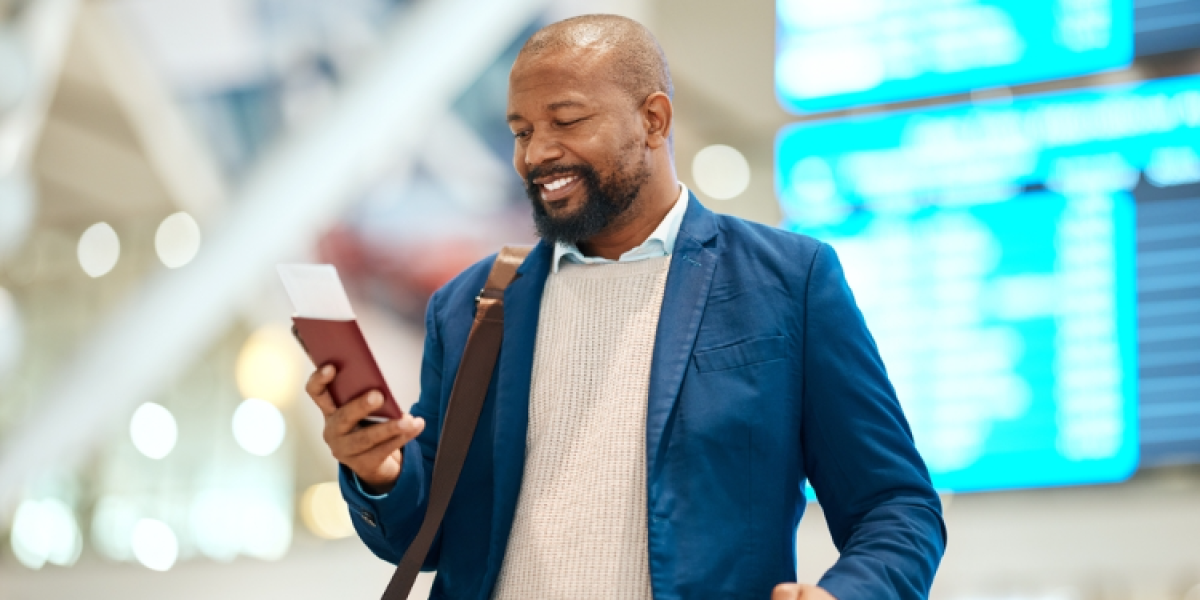 homme tenant passeport et document de voyage