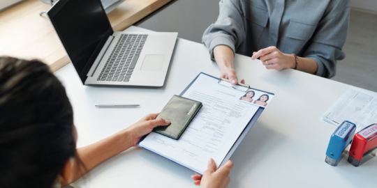 Leyes migratorias cada vez m&aacute;s duras en todo el mundo de inmigraci&oacute;n. &iquest;C&oacute;mo encontrar opciones? 