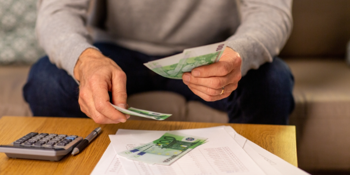 personnes comptant des billets de monnaie