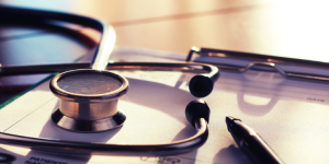 Obligation de renoncer à leur assurance maladie : le dilemme des expatriés