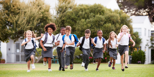 Studiare all'estero: quello che gli espatriati dovrebbero sapere sulle divise scolastiche