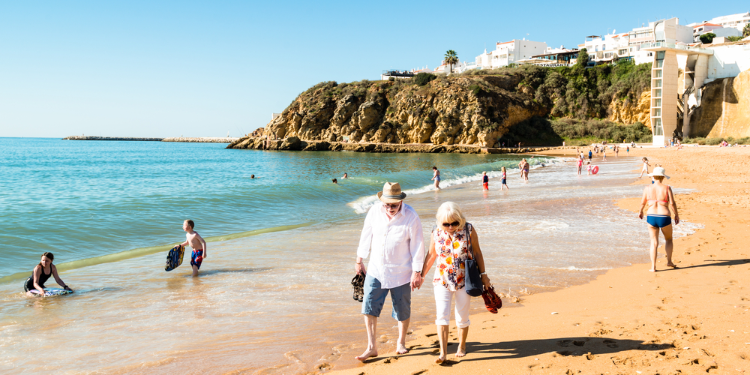 couple de retraites sur la plage