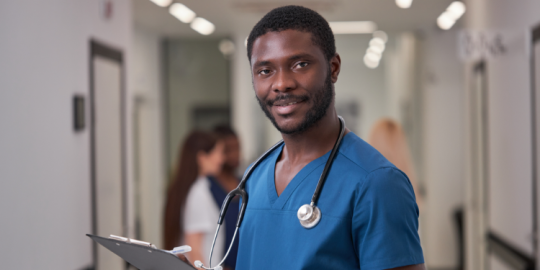 Fuga de profesionales sanitarios: Retos y controversias