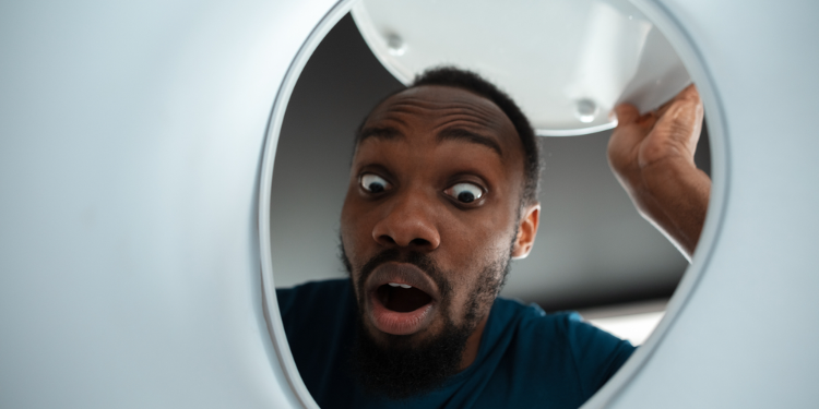 personne choquée en regardant les toilettes