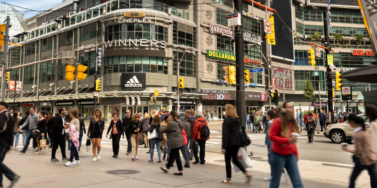 personnes marchant dans la rue à Toronto