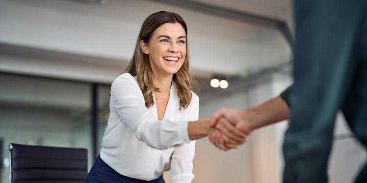 femme d'affaires souriante