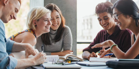 Estudiar en el extranjero en 2024: aumento en las tarifas para obtener visado y requisitos financieros m&aacute;s altos