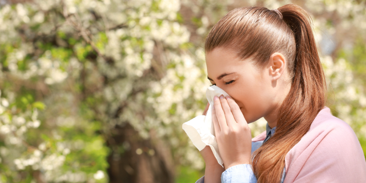 jeune femme souffrant d'allergies