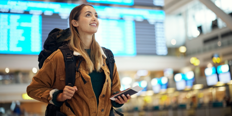jeune femme a l'aeroport