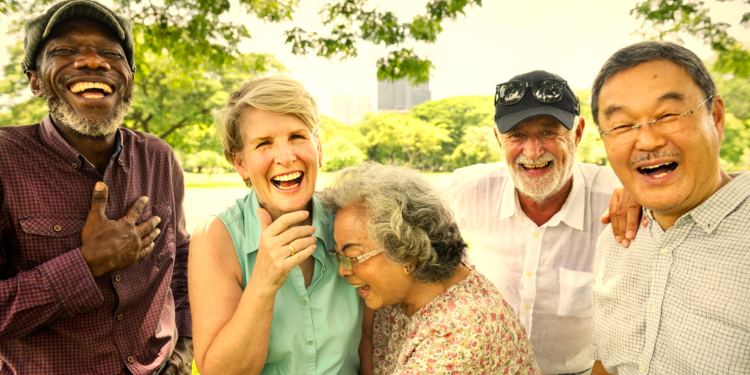 groupe de seniors heureux
