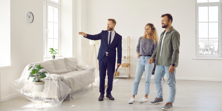 couple visitant une maison 