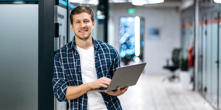 jeune étudiant en informatique