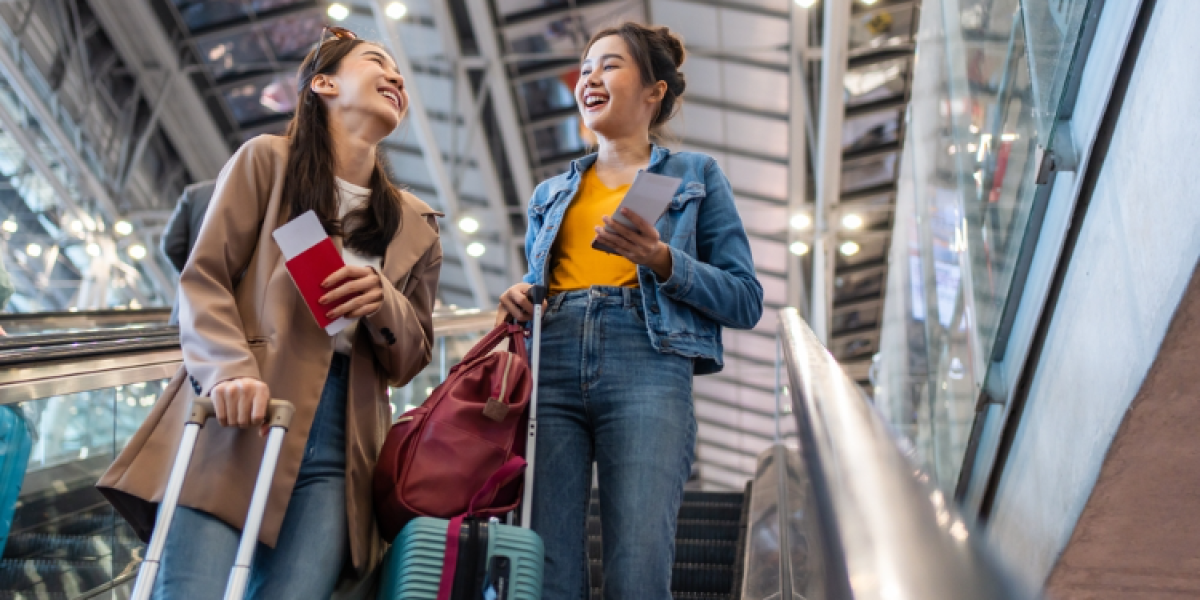 deux jeunes femmes a l'aeroport