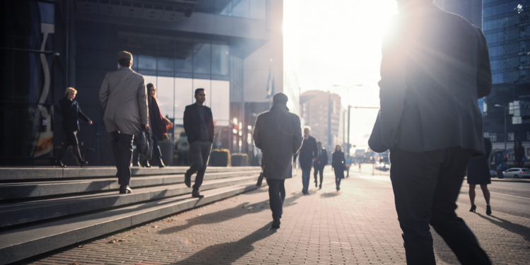 groupe de personnes dans la rue