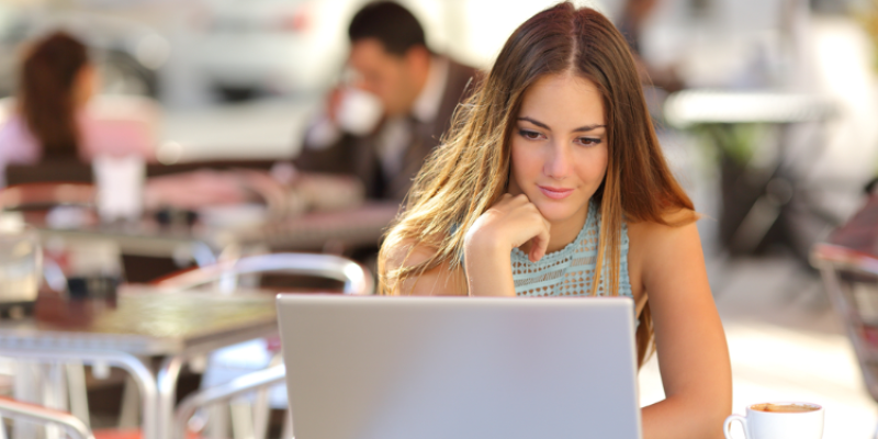 jeune fille cherchant un emploi
