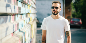 Tatouages et piercings : y a-t-il des risques lors d'une expatriation ?