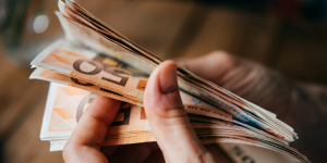 Partir à l'étranger pour se faire plus d'argent : comment s'organiser ?