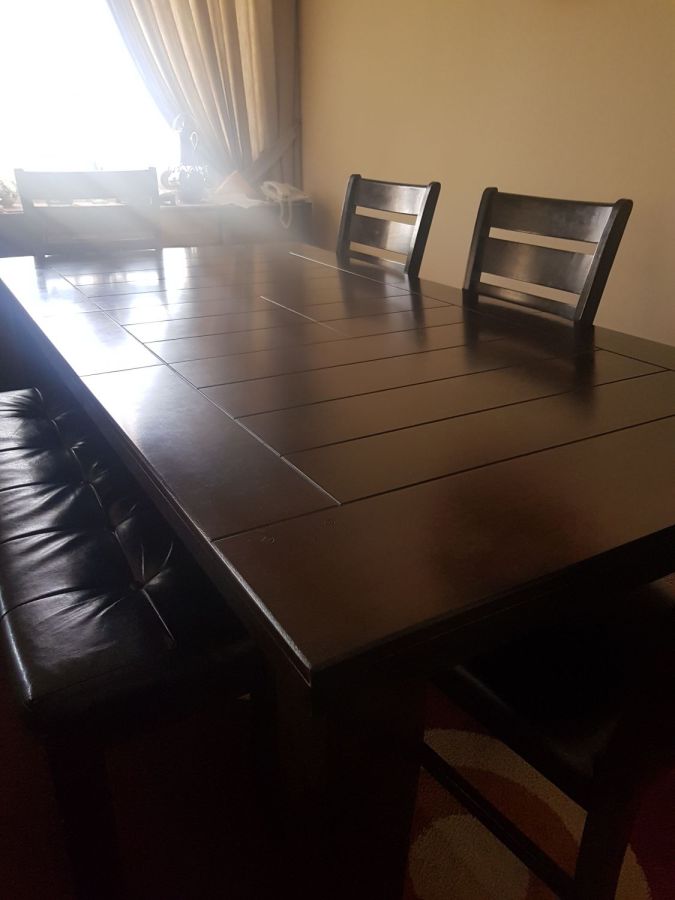 Beautiful dining table for sale , furniture Kuwait City in Kuwait