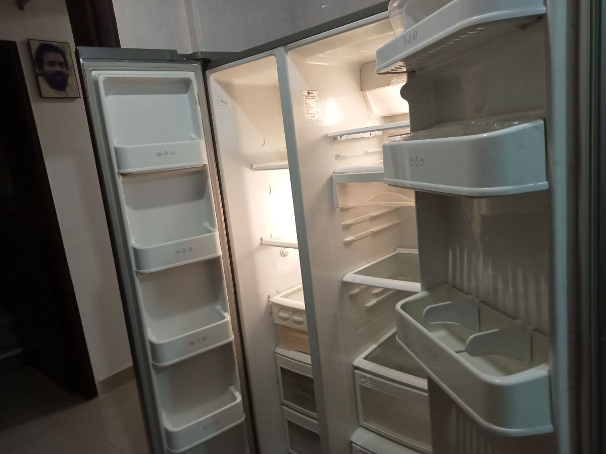 LG Refrigerator With Freezer 580 Litre For Sale Kuwait, household