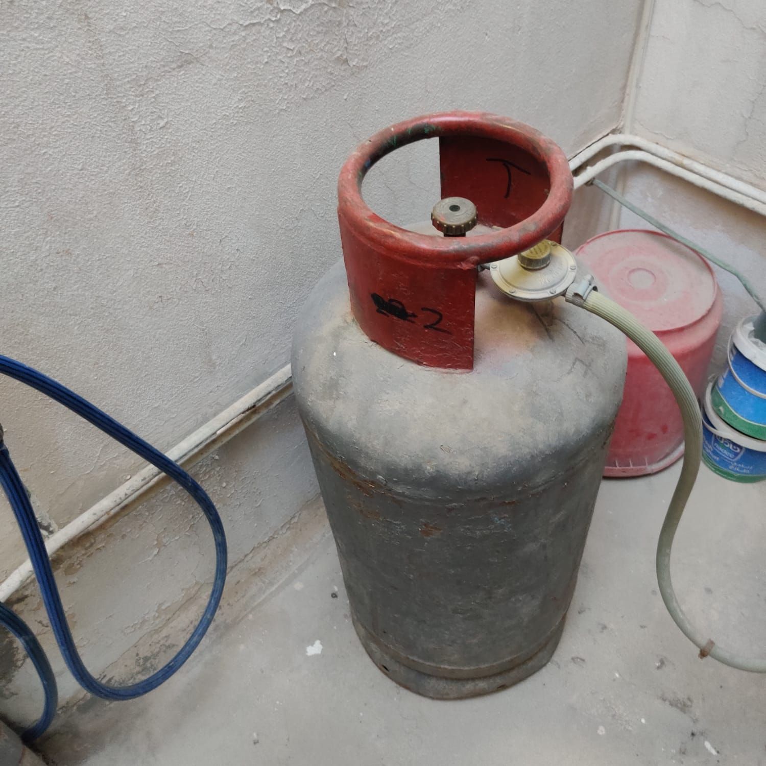 Table top gas stove with cylinder, household appliances Ar RifÄ â ash