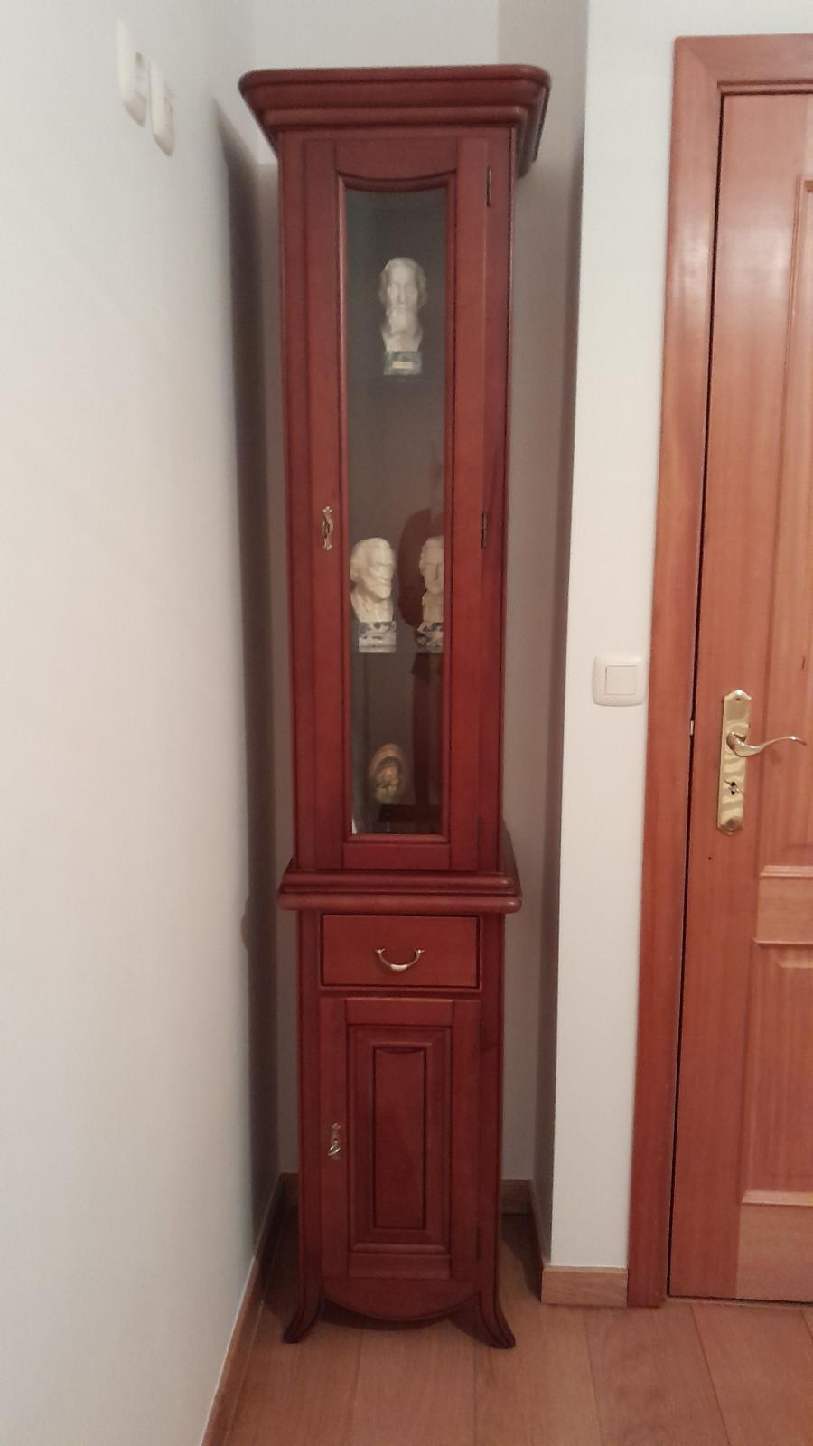 Colonne de rangement vitrée en bois de cerisier à vendre