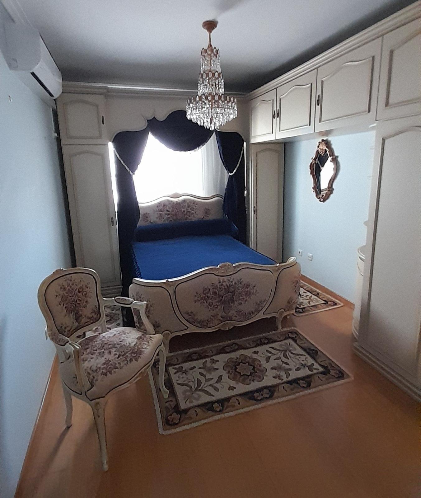 ENSEMBLE DE LIT (SANS MATELAS), CHAISE ET MIROIR DE STYLE LOUIS XV A VENDRE 