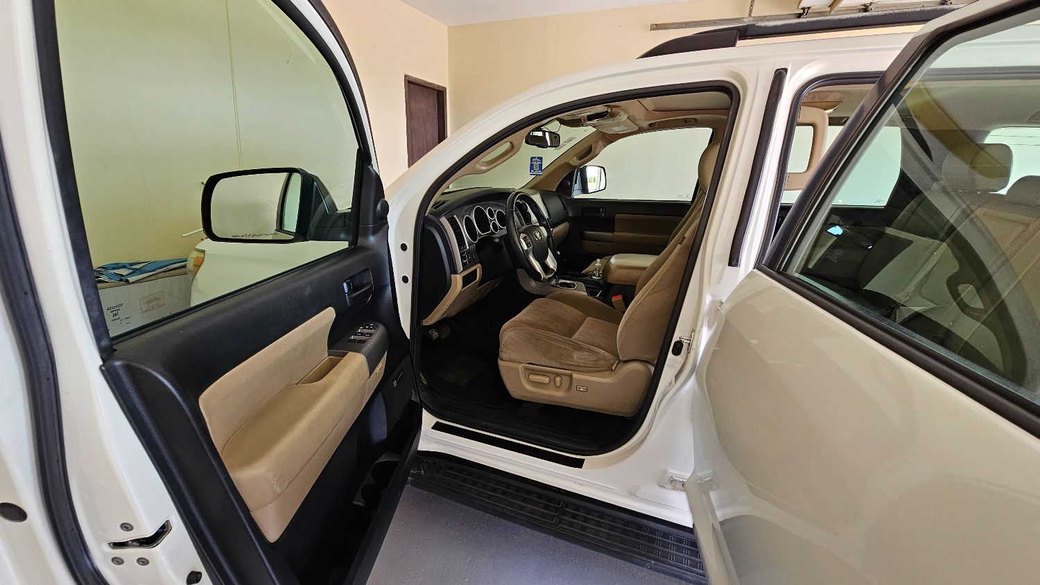 Toyota Sequoia 2014 SR5 (purchased 2015) — Mid Spec — 231,000 km — Full Dealer Service - SAR 69000 - Negotiable