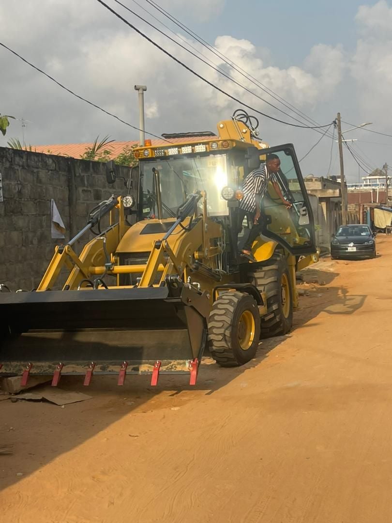 Backhoe loader FOR RENT, Agla - Cotonou