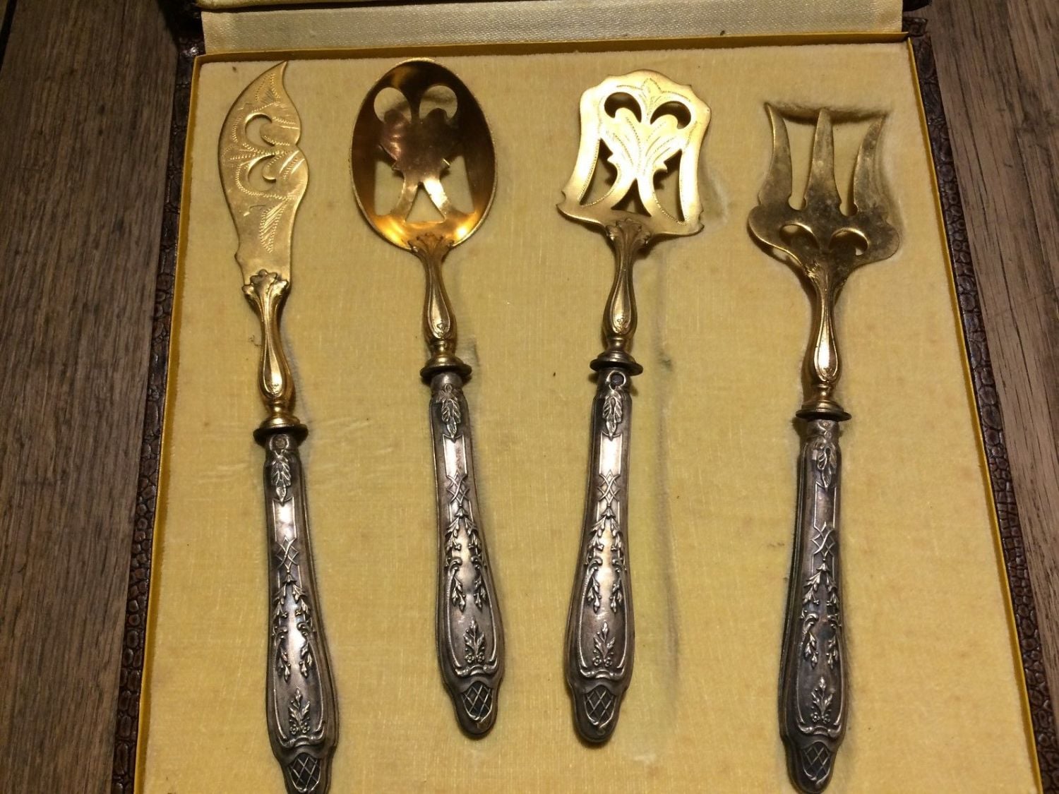 Raro set da portata per dessert al formaggio con manico in argento, 138 g