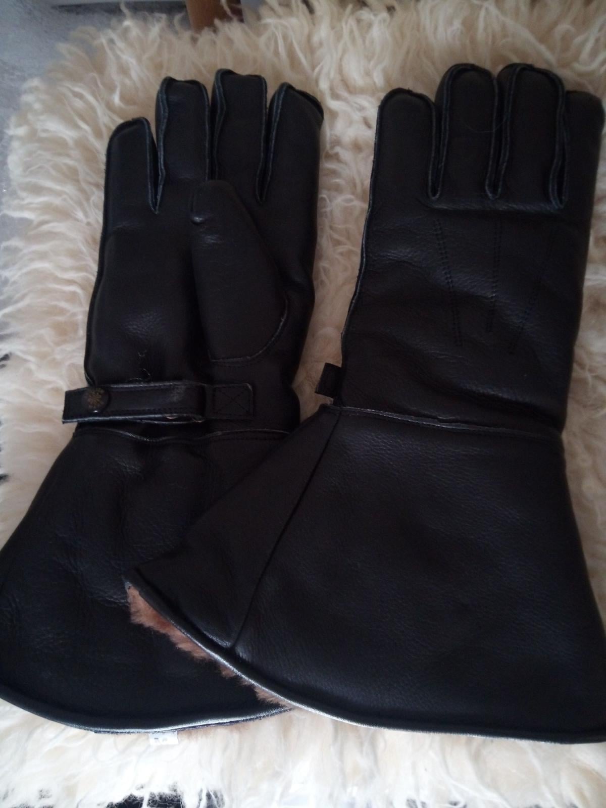 Guanti nuovi di zecca foderati in lana merino.